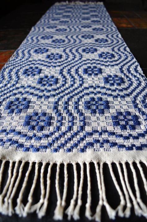 Handwoven overshot table runner / warporweft.com Hand Woven Table Runner, Rigid Heddle Weaving Patterns, Snail Trail, Weaving Patterns Design, Floor Loom, Weaving Loom Projects, Rigid Heddle Weaving, Loom Projects, Weaving Drafts