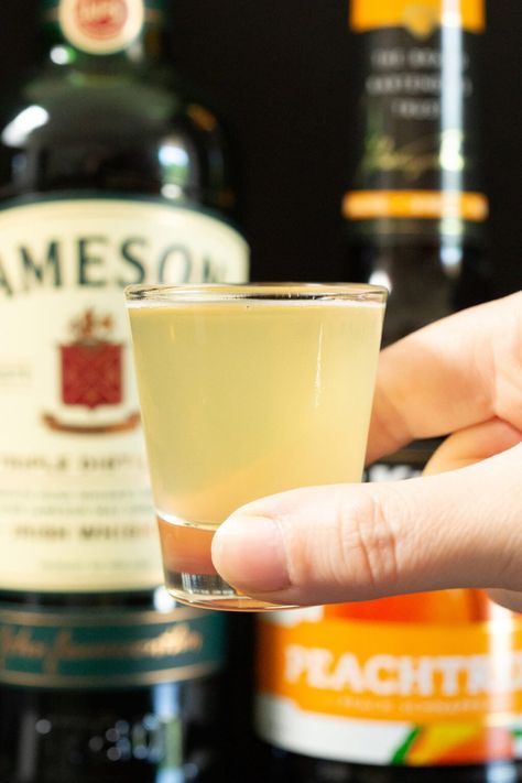 This delicious alcohol shot looks like green tea and features Jameson whiskey and peach schnapps. Jameson Whiskey Drinks, Alcohol Shot, Whiskey Lemonade, Bar Shots, Party Stations, Fun Drinks Alcohol, Jameson Whiskey, Jameson Irish Whiskey, Shots Alcohol