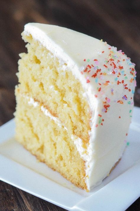 Vanilla Dream Cake: a crazy moist vanilla layer cake frosted with creamy vanilla buttercream icing combines to create the ultimate homemade vanilla cake recipe. #cake #vanilla #dessert Vanilla Dessert, Best Vanilla Cake Recipe, Homemade Vanilla Cake, Vanilla Buttercream Icing, A Slice Of Cake, Moist Vanilla Cake, Cake Vanilla, Slice Of Cake, Recipe Cake