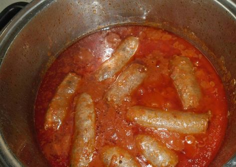 Boerewors in tomato gravy Recipe by Mabuyi Dlamini - Cookpad Tomato Gravy Recipe, Homemade Sausage Recipes, African Dessert, Tomato Gravy, Homemade Sausage, South African Recipes, Gravy Recipe, How To Cook Sausage, Gravy Recipes