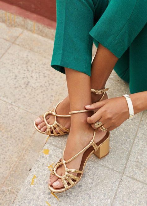 Sandales à talon : tous ces modèles ultra-désirables de mi-saison pour prolonger l'été Ankle Strap Chunky Heels, Ankle Sandals, Mid Heel Sandals, Low Heel Sandals, Buckled Heels, Chunky Heels Sandals, Strappy Sandals Heels, Casual Heels, Gold Sandals