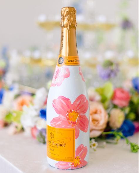 How To Paint A Champagne Bottle, Birthday Painted Wine Bottle, Painted Champagne Bottles, Painted Wine Bottles Diy, Painted Prosecco Bottle Wedding, Diy Champagne Bottle, Champagne Decorations Bottle, Painted Prosecco Bottle, Champagne Bottle Painting