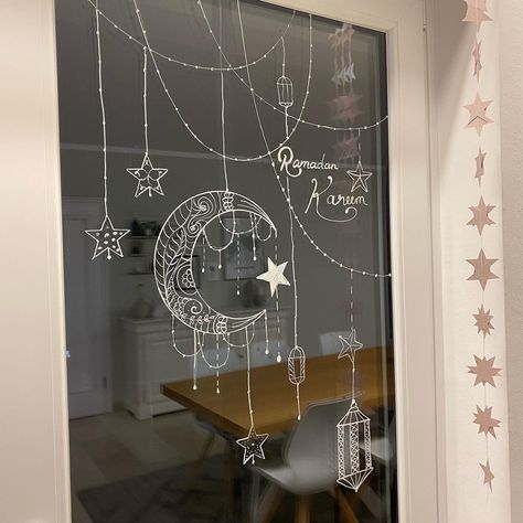 Ramadan Window Decoration, Ramadan Window Display, Ramadan Decorations Diy, Eid Decoration Ideas, Eid Ul Fitr Decorations, Decoraciones Ramadan, Eid Decorations, Muslim Kids Activities, Ramadan 2024