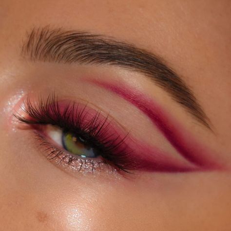 Red Soft Makeup Looks, Easy Valentine Makeup Looks, Dark Pink Eyeshadow Looks, Easy Valentines Makeup Looks, Pink Red Makeup, Galentines Makeup, Valentines Makeup Ideas Creative, Red Eyeshadow Aesthetic, Pink Cut Crease