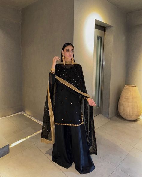 Pakistani Dresses Simple, Suits For Women Indian, Simple Dress Casual, Pakistani Women Dresses, Pakistani Fashion Casual, Desi Fashion Casual, Pakistani Fancy Dresses, Fancy Dresses Long, Simple Pakistani Dresses