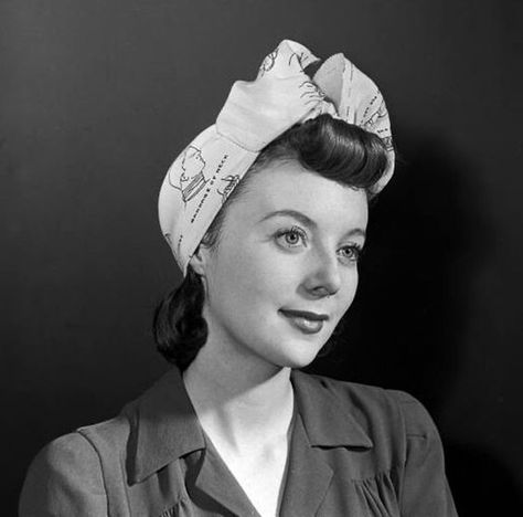 Brief Encounter with a 1940s Head Scarf | CINEMATTIRE 1940 Hairstyles, 1940s Scarf, 40s Hairstyles, 1940s Women, 1940s Hats, 1940s Hairstyles, Lindy Hop, Pin Curls, Hair Color For Women