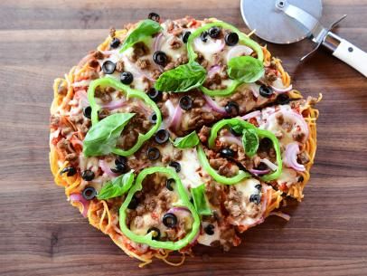 Spaghetti Pizza Pie Recipe | Ree Drummond | Food Network Spagetti Pizza, Pizza Pie Recipe, Food Network Recipes Pioneer Woman, Spaghetti Pizza, Ree Drummond Recipes, Spaghetti Pie, Pioneer Woman Recipes, Pizza Pie, Easy Italian