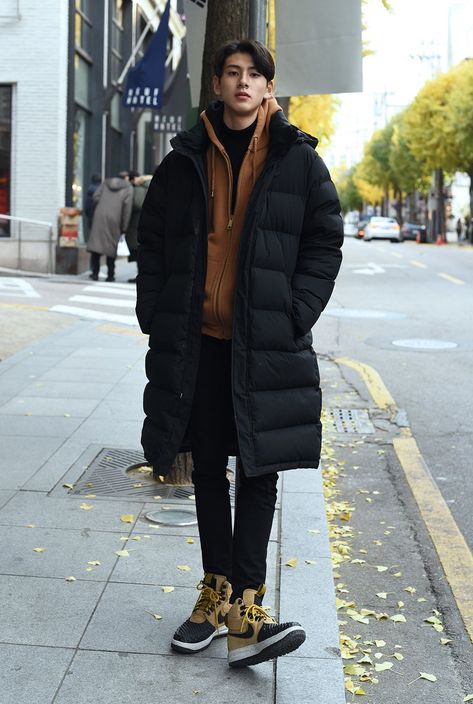 Winter Coat Aesthetic Men, Heavy Winter Outfits Men, Japanese Mens Fashion Winter, Snow Outfit Men Winter Mens Fashion, Korean Winter Fashion Outfits Men, Japan Ootd Winter Men, Winter Fashion Men 2023, Men’s Winter Outfits Snow, Canada Winter Outfit Men