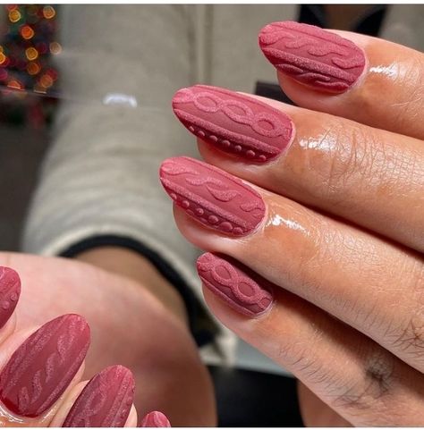 If you like sweaters, you will adore these gorgeous sweater nail designs. Sweater nails are especially appropriate for the holiday season. Ombre Sweater Nails, How To Do A Sweater Nail, Dip Powder Sweater Nails, How To Make Sweater Nails, How To Sweater Nails, Burgundy Sweater Nails, Sweater Texture Nails, How To Do Sweater Nails, Matte Sweater Nails