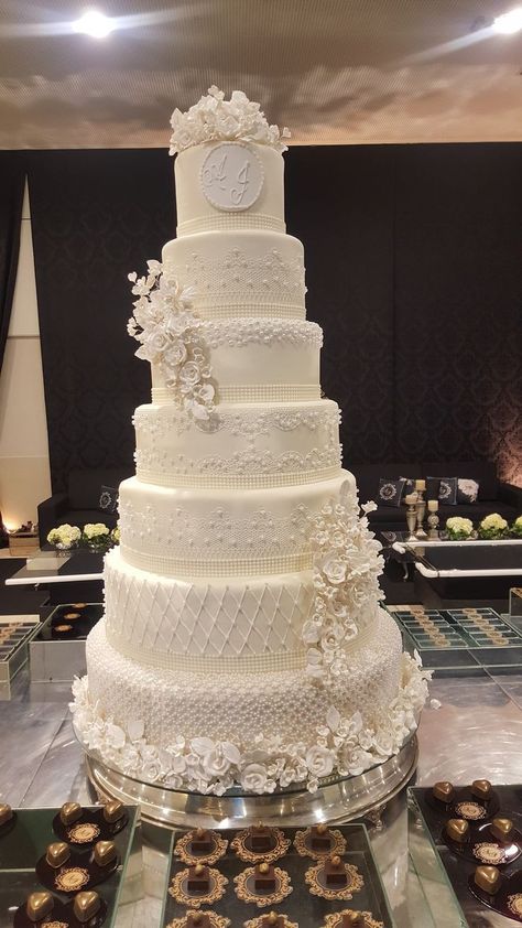 Huge Wedding Cakes Elegant, Wedding Cakes Big, Delicious Cake Ideas, Huge Wedding Cakes, Glamorous Wedding Cakes, Classy Wedding Cakes, Large Wedding Cakes, Fancy Wedding Cakes, Extravagant Wedding Cakes