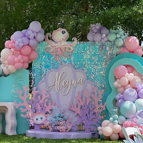 Mermaid Theme Backdrop Ideas, Under The Sea Backdrop, Under The Sea Theme Party, Sea Birthday Party Decorations, Mermaid Backdrop, Dolphin Birthday Parties, Under The Sea Birthday Party, Carnival Birthday Party Theme, Mermaid Birthday Party Decorations