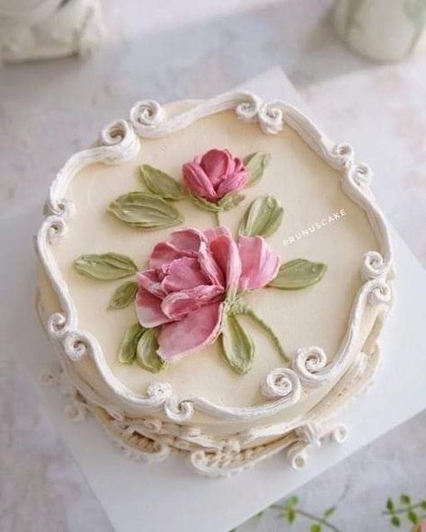 Green Cake With Flowers, Vintage Cake Ideas, White Cake With Flowers, Pink Cake Ideas, Cake Decorating Roses, Cake With Pink Flowers, Gökkuşaği Pasta, Birthday Cake Easy, Rose Birthday Cake