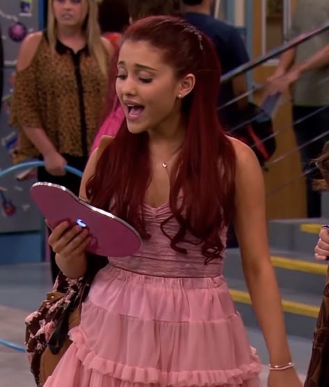 Cat Valentine Outfits, Victorious Cat, Sam Puckett, Uk Icon, Valentine Outfits, Ariana Grande Cat, Cat Valentine Victorious, Victorious Cast, Valentines Outfit