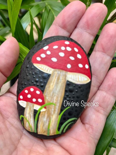 Painted Rocks Mushrooms, Mushroom Rock Painting Ideas, Mushroom Pumpkin Painting, Mushroom Painted Rocks, Mushroom Rock Painting, Rock Mushrooms, Toadstool Craft, Arts And Crafts Tiles, Mushroom Paint