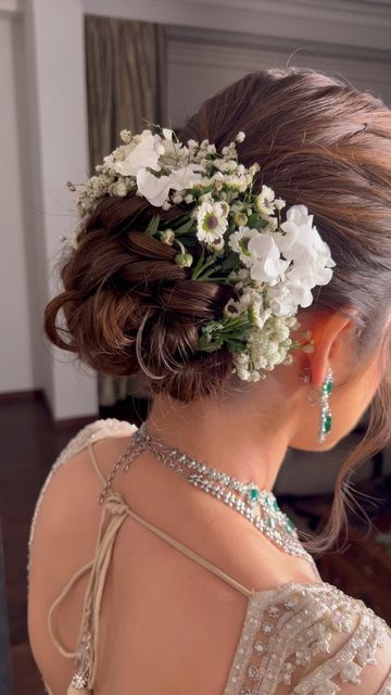 Bridal Hairstyles For Indian Wedding, Bridal Buns Hairstyle, Flower Bun Hairstyle Wedding Bride, Bun With Flowers Indian, Bridal Hairstyles Indian Weddings Front, Indian Updo Hairstyles, Bridal Bun With Flowers, Bride Hairstyles With Flowers, Indian Wedding Hairstyles For Long Hair