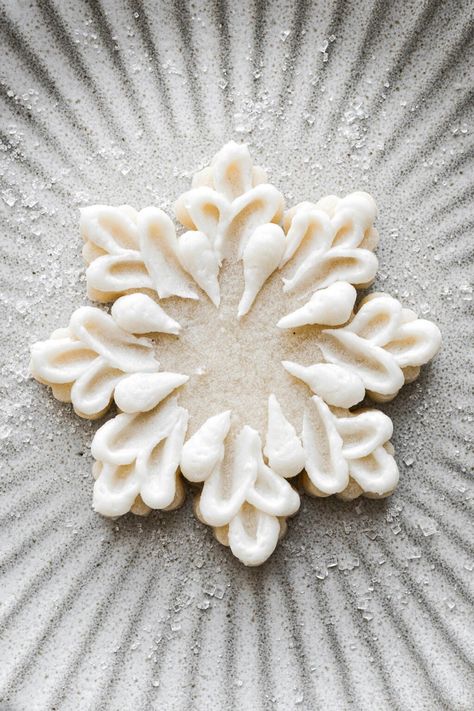 Beautiful Christmas Cookies, Snowflake Cookies Decorating, Sugar Cookie Buttercream Frosting, Christmas Sugar Cookie Designs, Sugar Cookies With Buttercream Frosting, Cookies With Buttercream Frosting, Fluffy Buttercream Frosting, Fluffy Buttercream, Christmas Cookie Frosting