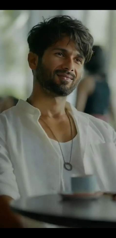 Shahid Kapoor Aesthetic, Cute Indian Guys, Indian Bollywood Actors, Indian Things, Boyfriends Be Like, Indian Actors, Smash Or Pass, Guru Pics, Shahid Kapoor