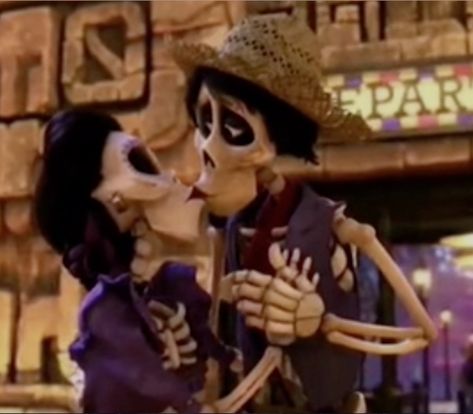 Hector and Imelda's romantic skeletal kiss from Coco Coco Imelda And Hector, Coco Hector X Imelda, Hector And Imelda, Coco 2017, Disney Coco, Disney And Pixar, Skeletal, Disney Animation, Animation Film