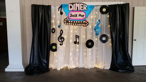 Backdrop sock hop party theme Engagement Party Photo Backdrop, Red And Teal Wedding, Retro Party Theme, 1950s Party Ideas, Grease Theme, Photo Backdrop Diy, Fifties Party, 50s Sock Hop, Grease Party