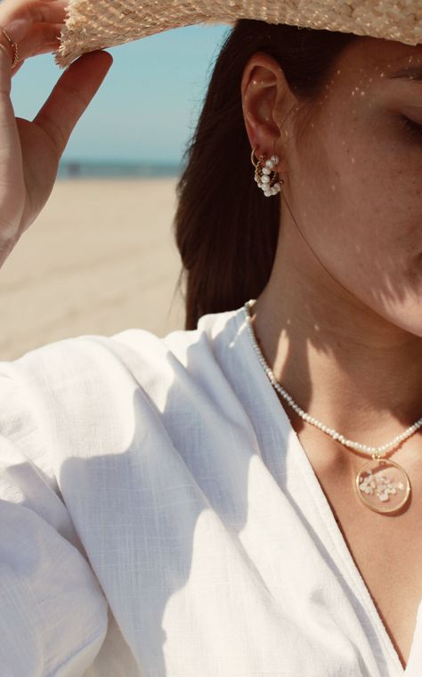 Minimal hoop earrings stacking idea #earrings #summer #beach #ins #photoshoot #chic #minimal Strand Shoot, Minimal Hoop Earrings, Earrings Stacking, Jewellery Photography Inspiration, Mood Jewelry, Earring Styles, Jewelry Photography Styling, Jewelry Photoshoot, Beach Earrings