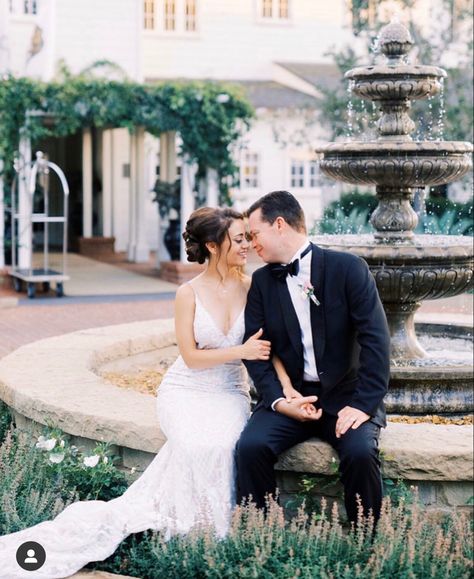 Wedding Fountain Photo, Fountain Couple Pictures, Wedding Water Fountain, Fountain Poses, Wedding Fountain, Elopement Poses, Wedding Photography Poses Bridal Party, Bridal Portraits Outdoor, Bride Wedding Photos