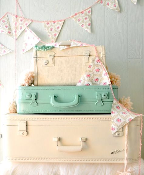 One Hour Spray Paint Makeovers! Painted Suitcase, Suitcase Decor, Spray Paint Cans, Old Suitcases, Vintage Trunks, Vintage Suitcases, Vintage Suitcase, Paint Can, Vintage Luggage