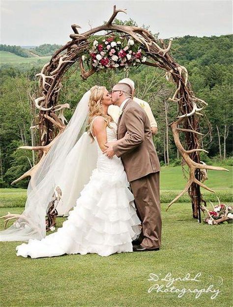 18 Ways to Use Deer Antler for Your Rustic Wedding! #Weddings #weddingdecor Romantic Veil, Deer Wedding, Hunting Wedding, Antler Wedding, Yosemite Wedding, Cowboy Wedding, Unusual Weddings, Camo Wedding, Wedding Arbour