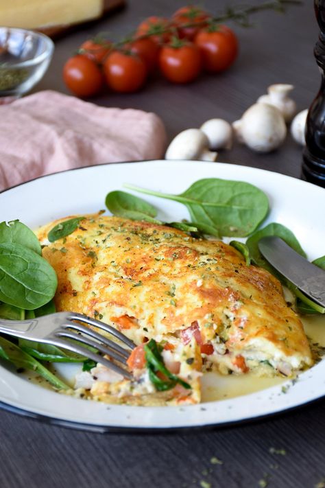 Jill's cheese-crusted omelet Diet Doctor Recipes, Desayuno Keto, Omelets Recipe, Cheese Crust, Omelette Recipe, Keto Cheese, Diet Doctor, Recetas Keto, God Mat