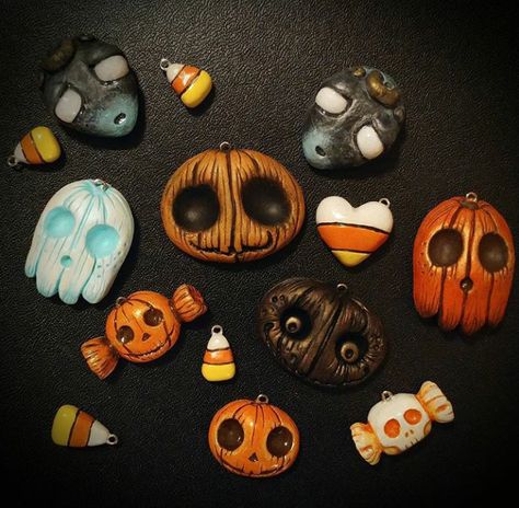 Air Dry Clay Halloween Projects, Polymer Clay Spooky, Polymer Clay Fall Ideas, Oven Baked Clay Ideas, Clay Halloween Crafts, Air Dry Clay Halloween, Halloween Polymer Clay Ideas, Halloween Clay Ideas, Polymer Halloween