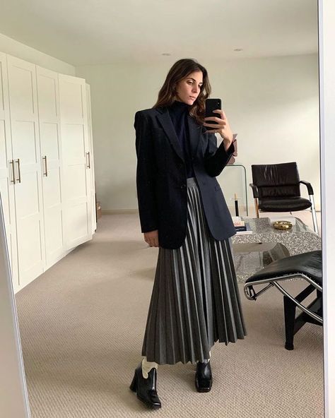 Jen Azoulay, Pleated Long Skirt Outfit, Fancy Maxi Dresses, Long Pleated Skirt Outfit, Fancy Maxi, Blazer With Skirt, Fancy Maxi Dress, Simple Spring Outfits, Pleated Skirt Outfit