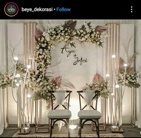 Dekor Lamaran Rustic, Decor Lamaran Simple Di Rumah, Dekor Lamaran Simple Elegant, Decor Lamaran Simple, Wedding Decorations Indoor Simple, Backdrop Lamaran Simple, Indoor Engagement Decorations, Dekor Engagement Simple, Backdrop Engagement Simple