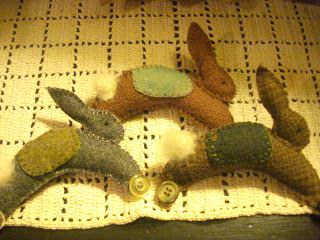 Wool Ornaments, Bunny Tutorial, Bunny Templates, Penny Rugs, Wool Projects, Primitive Crafts, Primitive Dolls, Wool Applique, Bags Tutorial