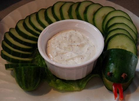 Awesome healthy snack idea for a reptile birthday party! Jungle Party Food, Gruffalo Party, Wild Kratts Party, Snake Birthday, Snake Party, Zoo Birthday Party, Reptile Party, Jungle Theme Parties, Jungle Theme Birthday