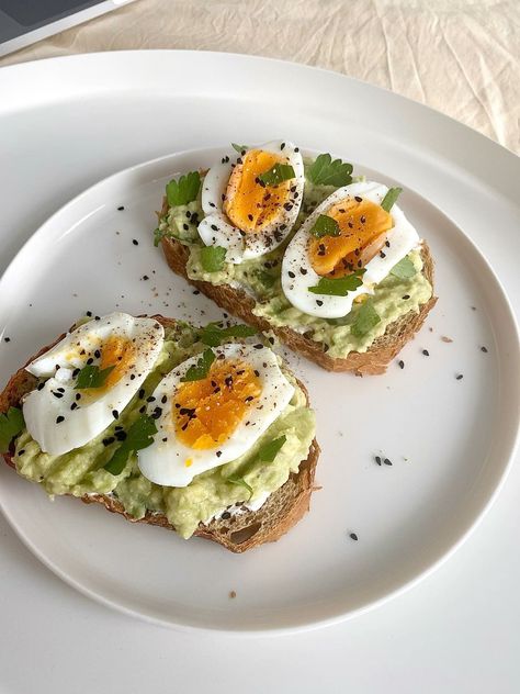 Aesthetic Avocado Toast, Aesthetic Avocado, Sourdough Toast, Aesthetic Breakfast, Healthy Food Menu, Healthy Food Dishes, Poached Egg, Healthy Food Motivation, Boiled Egg