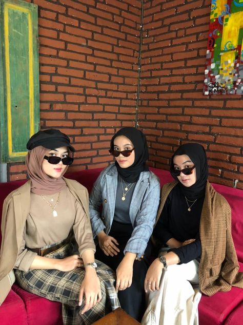 Outfit 90s Style Hijab Vintage, Outfit Yearbook Vintage, Vintage Outfits Hijab Year Book, Ootd Vintage 90s Hijab, Ootd 90s Style Hijab, Ootd Hijab Vintage Style, Retro Outfits Hijab, Ootd Retro 90s Hijab, Outfit 90s Style Hijab