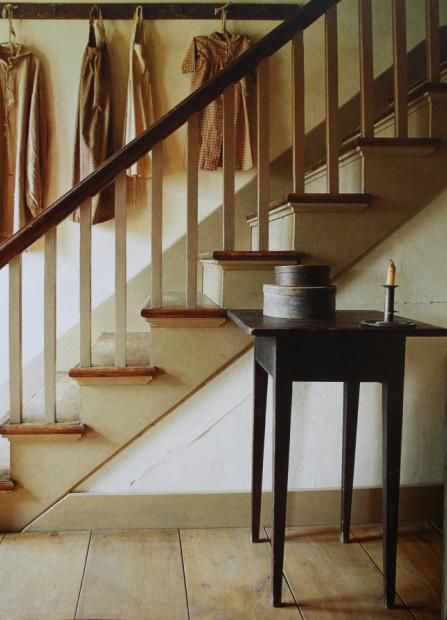 Love staircases House Owner, Stair Makeover, Diy Staircase, Staircase Ideas, Staircase Remodel, Shaker Furniture, Staircase Decor, Primitive Homes, Table Farmhouse