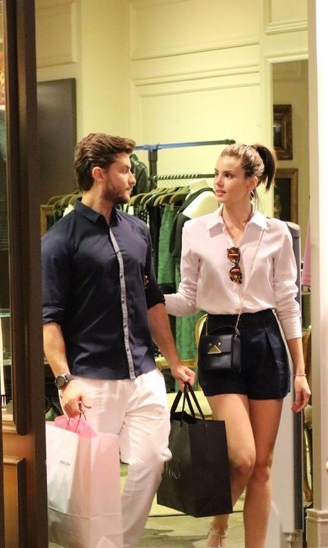 Treze Looks da Camila Queiroz para a gente Babar - Gabi May Looks Cinema, Look Cinema, Skirt Trends, Fashion Couple, Cute Couples Goals, Outfits Casuales, Fast Fashion, Beauty Women, Work Outfit