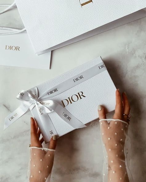 ★ 𝙴 𝙼 𝙼 𝙰 𝙶 𝚁 𝙰 𝙲 𝙴 𝙻 𝙰 𝙽 𝙳 ★ on   #dior #unboxing #diorunboxing #unboxingvideo #diorstyle #diorbelt  Instagram: “DIOR UNBOXING 🖤 my weakness is most definitely @dior 😭” Dior Unboxing, Unboxing Packaging, Cute Guy, Packaging Ideas Business, Cosmetic Packaging Design, Clothing Packaging, Handmade Packaging, Holiday Gift Box, Packing Jewelry