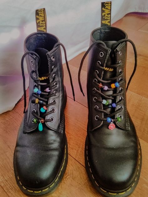 Charms On Docs, Hippie Shoes Boots, Doc Martens With Beads, Whimsigothic Shoes, Doc Marten Charms Diy, Boot Charms Diy, Doc Marten Charms, Whimsigothic Jewelry, Hippy Shoes