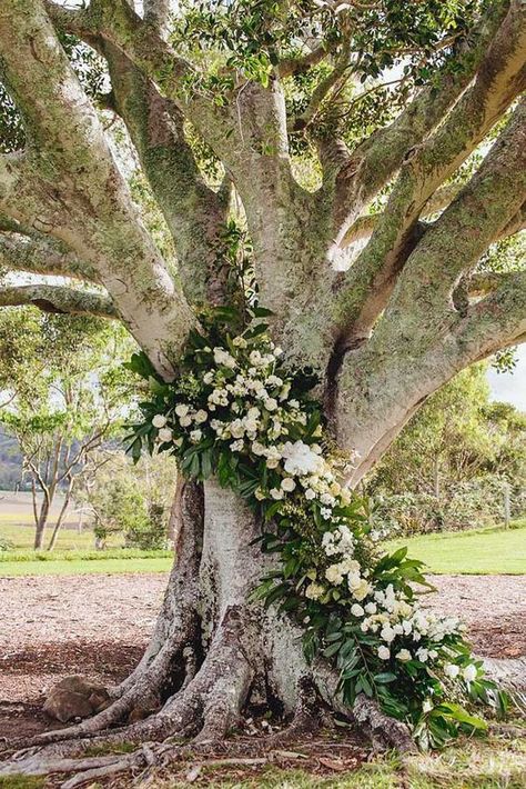 Tree With Flowers, Backyard Wedding Decorations, Backyard Wedding Ceremony, Wedding Alters, Wedding Ceremony Ideas, Deco Champetre, Rustic Backyard, Wedding Tree, Wedding Backdrops