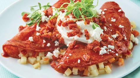 Enchiladas potosinas, para una deliciosa comida familiar Enchiladas Potosinas, Roasted Chili Peppers, Tortilla Pie, How To Make Enchiladas, Authentic Mexican Recipes, How To Make Tortillas, Easy Enchiladas, Food Articles, Fresh Corn