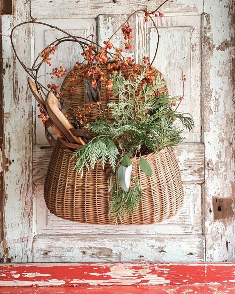 https://www.instagram.com/p/CXKiDs9toLB/?utm_medium=share_sheet Cottage Style Christmas, Fall Gardens, Decorate With Baskets, Farm Core, Cottage Outdoor, Winter Greens, Basket Wreath, Vintage Vignettes, Fishing Basket