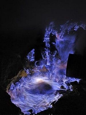 Kawah Ijen, Blue Lava, Java Island, Lava Flow, Magic Aesthetic, Blue Flames, Blue Fire, Natural Phenomena, Incredible Places