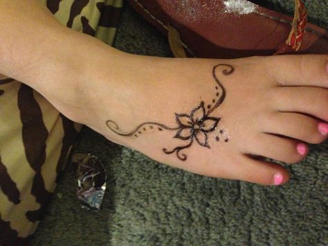 Temporary tattoo made from eyeliner and liquid bandaid I did on my friend. Hip Henna Designs, Henna Feet Designs Simple, Foot Henna Designs Simple Easy, Simple Leg Henna, Henna On Leg, Henna Designs Foot, Foot Henna Designs, Cool Hand Tattoos, Henna Foot