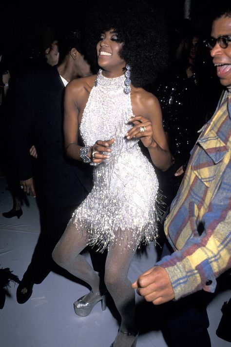 Naomi Campbell 1970s Dresses Disco, Disco 70s Party Outfit, Vintage Disco Outfits, 70s Night Outfit, 70s Disco Aesthetic, Celebrity Party Outfits, 70s Disco Fashion, Studio 54 Fashion, 70s Party Outfit