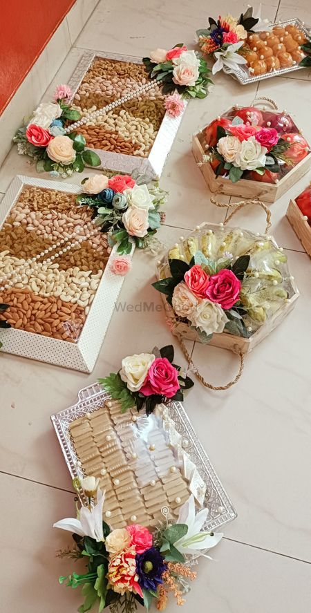 Bari Decoration Idea Wedding, Gift Hamper Ideas, Wedding Gift Hampers, Wedding Platters, Hamper Ideas, Trousseau Packing, Wedding Gift Pack, Creative Wedding Gifts, Bridal Gift Wrapping Ideas