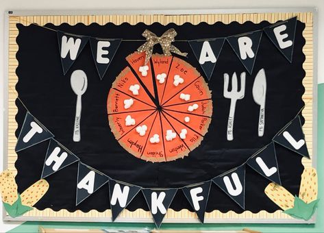 Pumpkin Pie Door Decorations, Bulletin Board November Ideas, Thankful Classroom Door Ideas, November Bulliten Boards, Thanks Giving Bulletin Board, Thankful Classroom Door, Pie Bulletin Board Ideas, Thanksgiving Bulletin Board Ideas School, November Bulletin Boards For Elementary