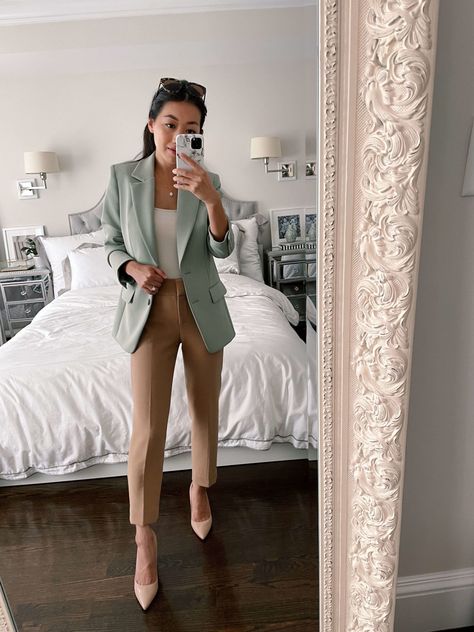 how to style a boyfriend blazer for the office // sage blazer Networking Event Outfit, Event Outfit Ideas, Look Working Girl, Look Office, Chic Business Casual, Blazer Outfits For Women, Look Formal, Office Casual Outfit, Business Outfits Women