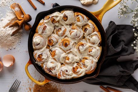 When you sink your teeth into these fluffy, gooey, pecan-smoked cinnamon buns, you’ll instantly know that it’s worth every ounce of work. Smoked Cinnamon Rolls, Bourbon Pecan Cinnamon Rolls, Unique Grilling Ideas, Grilled Strawberry Shortcake, Grilled Strawberries, Bourbon Cream, Cinnamon Pecans, Pecan Wood, Sweet Roll