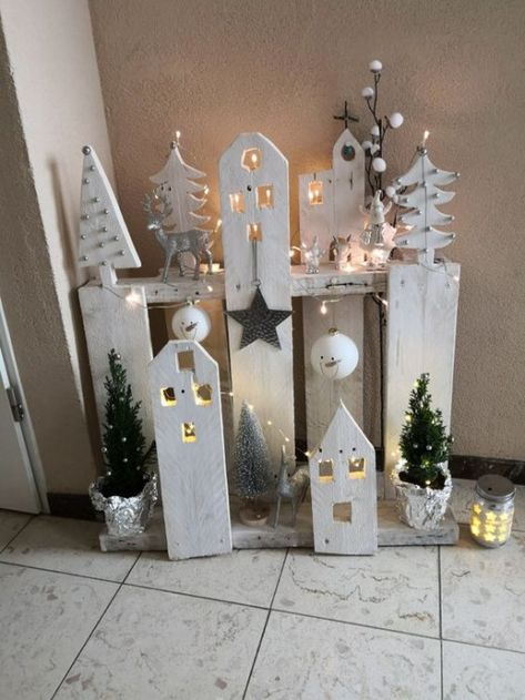 Diy Christmas Ball, Pallet Christmas Tree, Outdoor Fairy Lights, Diy Budget, Pallet Christmas, Christmas Village Display, Village Display, Diy Outdoor Decor, Christmas Decorations Diy Outdoor